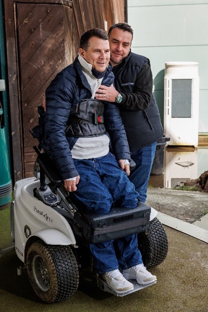 Jonathan Hobbs uses paramount paragolfer wheelchair to play golf for the first time with friend