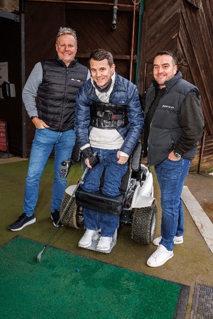 Jonathan Hobbs uses paramount paragolfer wheelchair to play golf for the first time 